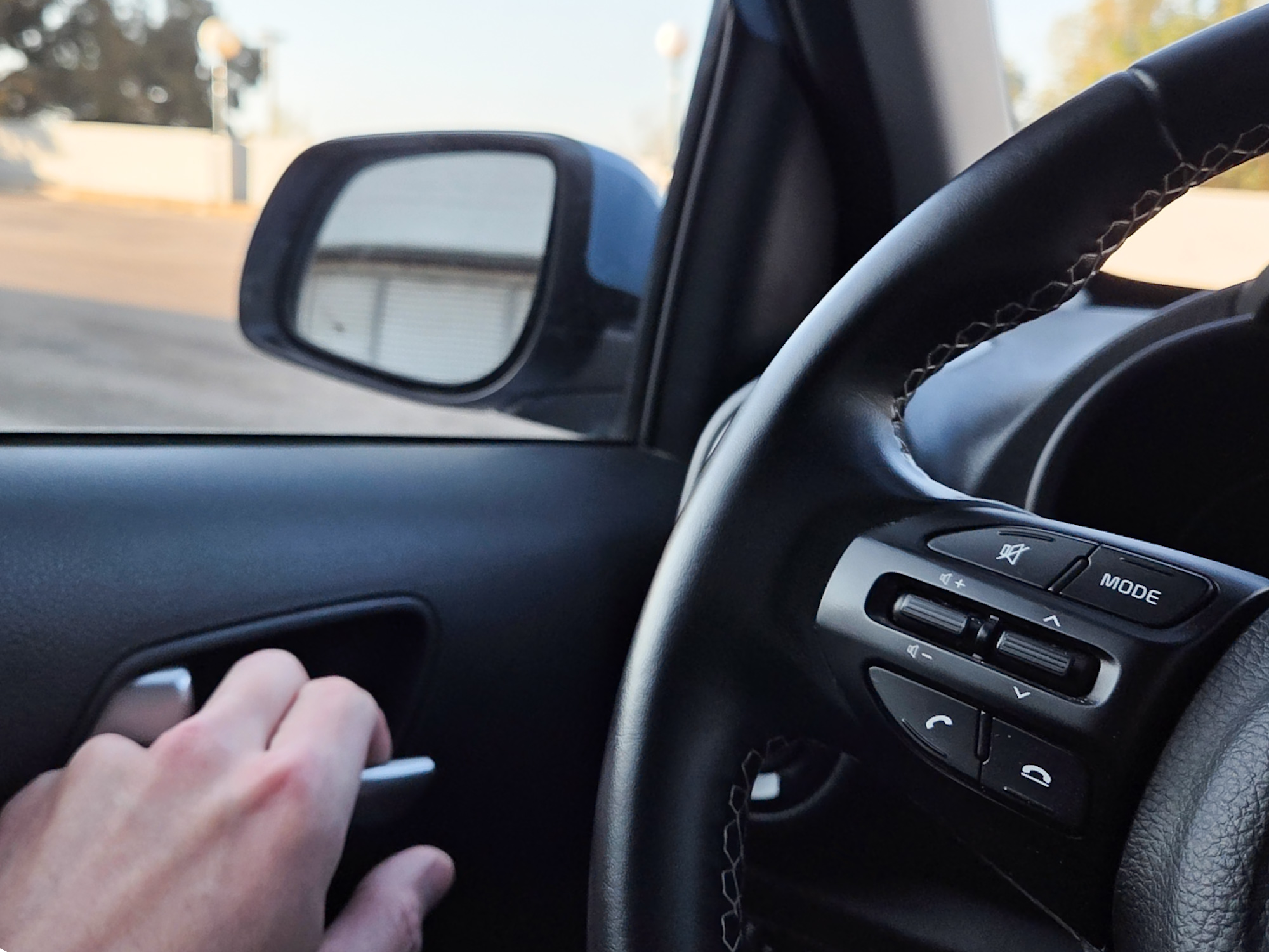 Удар статичним струмом при виході з авто: як запобігти